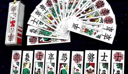 Trong bài Tam cúc, người chơi cần xếp hai quân bài gần nhau để tạo thành đôi