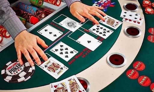 Một bàn chơi Poker sẽ có từ 2 – 10 người chơi
